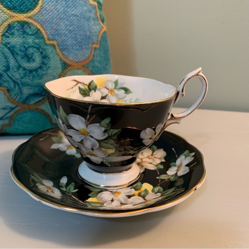 Royal Albert - Bone China England - Vintage Tea Cup and Saucer